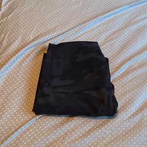 LULULEMON WUNDER TRAIN BLACK CAMO LEGGINGS SIZE 6